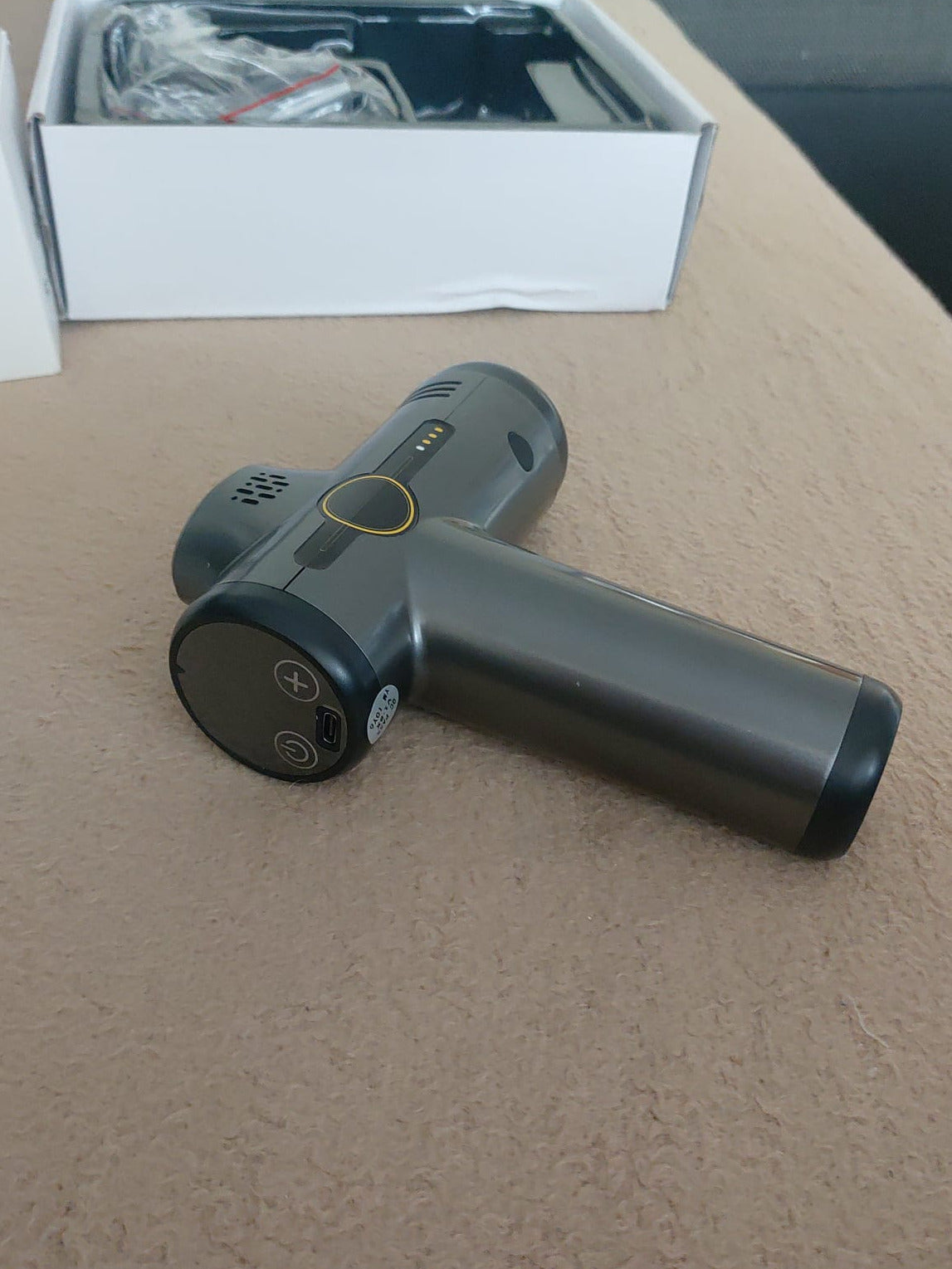 Massagepistole mit 8 verschiedenen Aufsätzen